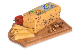 Ser Hipokryta z orzechami włoskimi blok ok 3,2 kg (41,90 zł/kg)